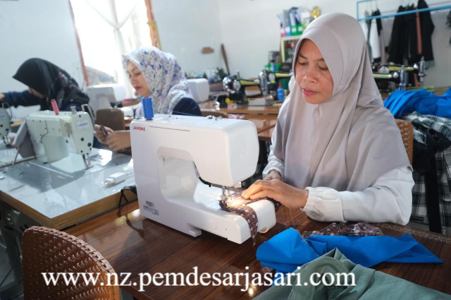 Bantuan Mesin Jahit Mempercepat Pembuatan Baju Guna Meningkatkan Hasil Penjualan Pengrajin Pakaian